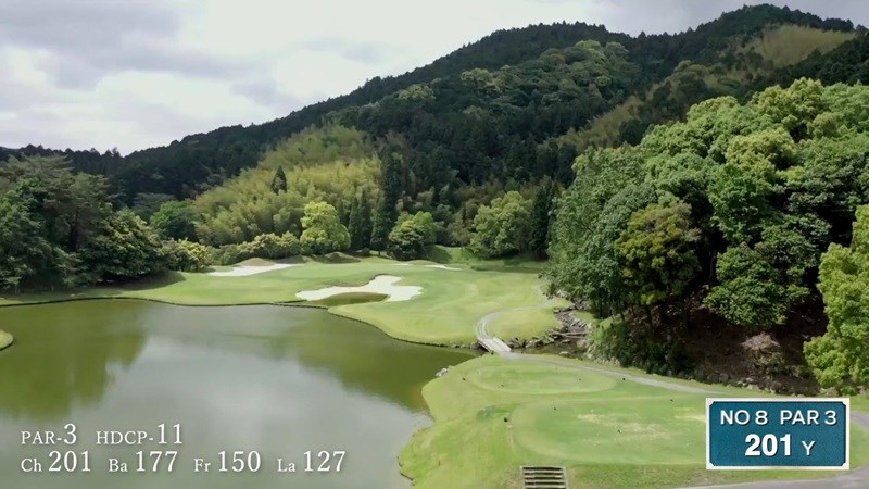 考驗每位球友的判斷力。要防守、該進攻、判斷落球點等燒腦思考! 球場利用丘陵起伏地型、樹林設計出各種天然障礙難度。當然也有平易近人的平地(超多盲洞，喜愛挑戰難度的球友超推薦）。每洞都有不同難度、不同的美景。堪稱球場醍醐味。